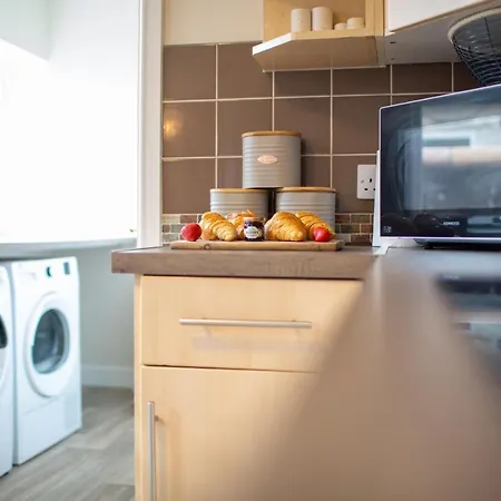 Daire Russell House, Large Townhouse Spacious And Modern With Ground Floor Bedroom And Shower And Free Parking *