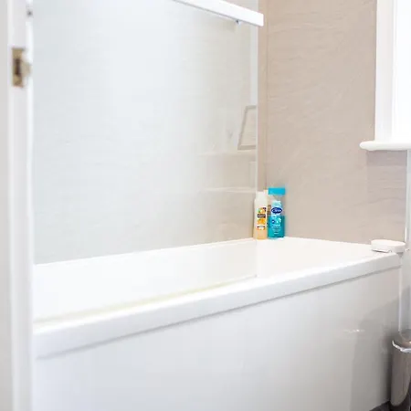 Daire Russell House, Large Townhouse Spacious And Modern With Ground Floor Bedroom And Shower And Free Parking Harraby