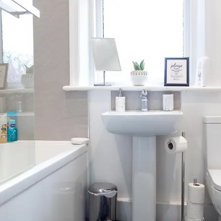 Daire Russell House, Large Townhouse Spacious And Modern With Ground Floor Bedroom And Shower And Free Parking Harraby