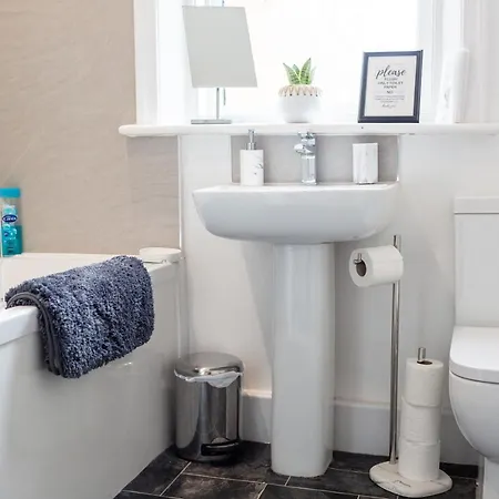 Russell House, Large Townhouse Spacious And Modern With Ground Floor Bedroom And Shower And Free Parking