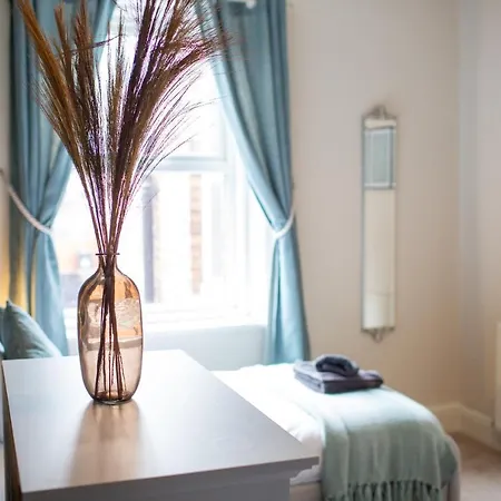 Russell House, Large Townhouse Spacious And Modern With Ground Floor Bedroom And Shower And Free Parking * Harraby