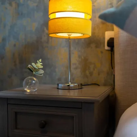 Daire Russell House, Large Townhouse Spacious And Modern With Ground Floor Bedroom And Shower And Free Parking