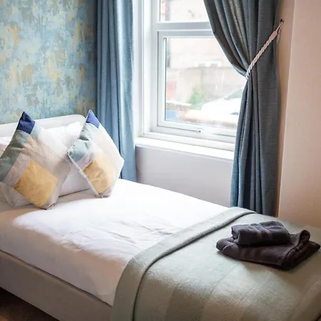 Daire Russell House, Large Townhouse Spacious And Modern With Ground Floor Bedroom And Shower And Free Parking Harraby