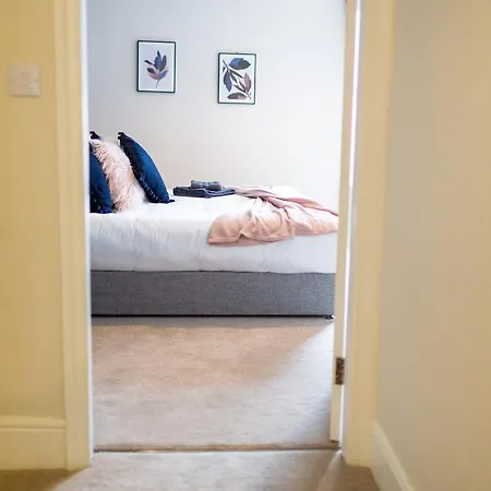 Russell House, Large Townhouse Spacious And Modern With Ground Floor Bedroom And Shower And Free Parking *