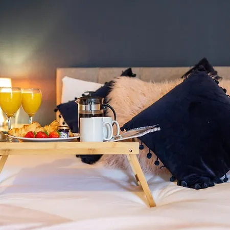 Russell House, Large Townhouse Spacious And Modern With Ground Floor Bedroom And Shower And Free Parking Harraby