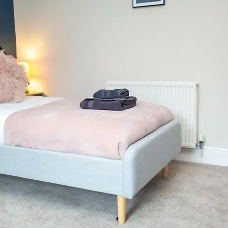 Russell House, Large Townhouse Spacious And Modern With Ground Floor Bedroom And Shower And Free Parking * Harraby