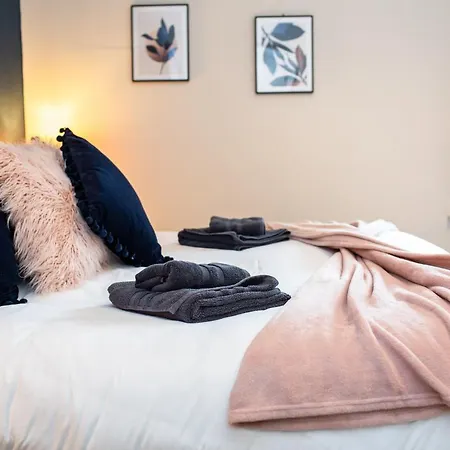 Russell House, Large Townhouse Spacious And Modern With Ground Floor Bedroom And Shower And Free Parking